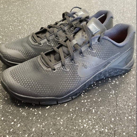 nike metcon 4 triple black